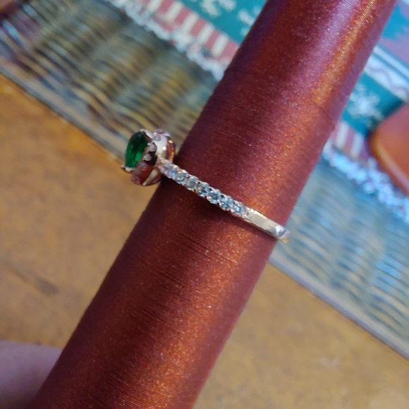 Pandora Silver Ring with Green Heart Gemstone - Picture 4 of 6